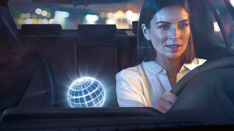 BMW Intelligent Personal Assistant Žena riadi BMW v nočnej scenérii