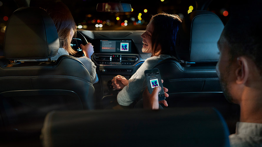 Connected Command Connected Command: Traja ľudia v BMW počúvajú hudbu počas jazdy