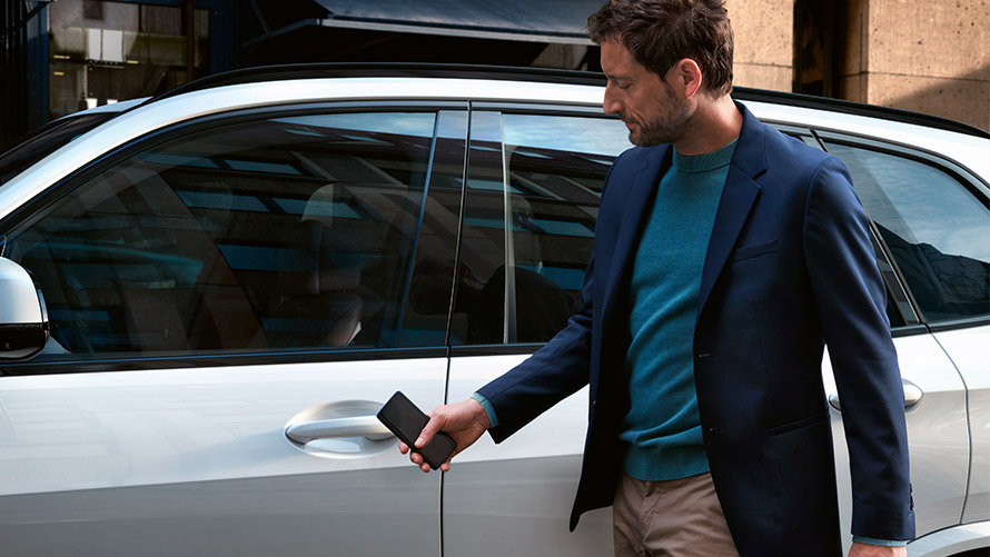 Digital Key Muž otvára BMW pomocou Digital Key na smartfóne