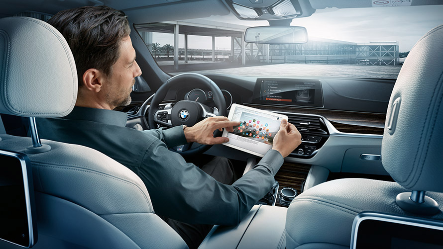 Wi-Fi Hotspot Muž používa Wi-Fi Hotspot v BMW