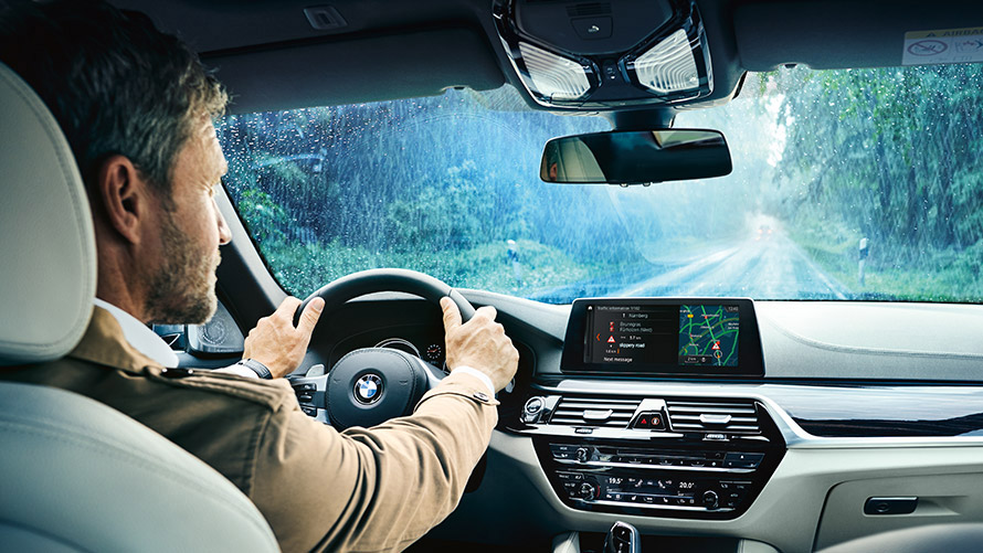 Real Time Traffic Information Muž používa Real Time Traffic Information na displeji v BMW