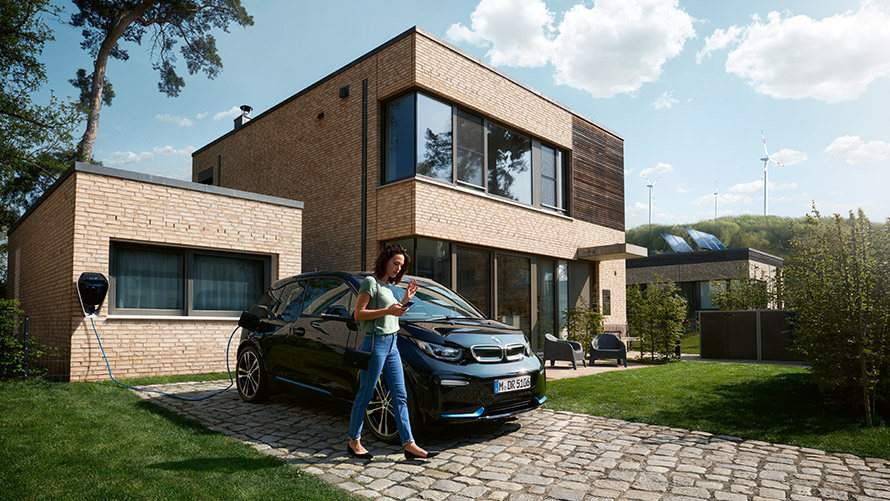 Digital Charging Service Žena pred svojím BMW i3 používa Digital Charging Service na smartfóne