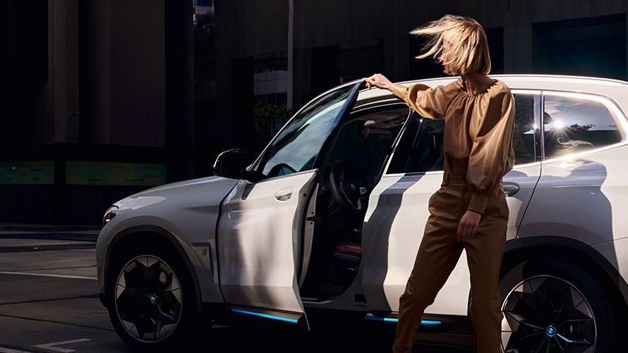 Žena pred iX3 BMW Financial Services BMW elektrický hybridný automobil žena pred iX3