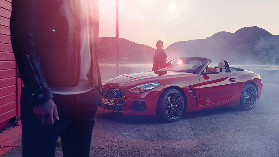 BMW predobočný pohľad pred horskou panorámou so ženou BMW Financial Services BMW zákonné a havarijné poistenie BMW predobočný pohľad pred horskou panorámou so ženou