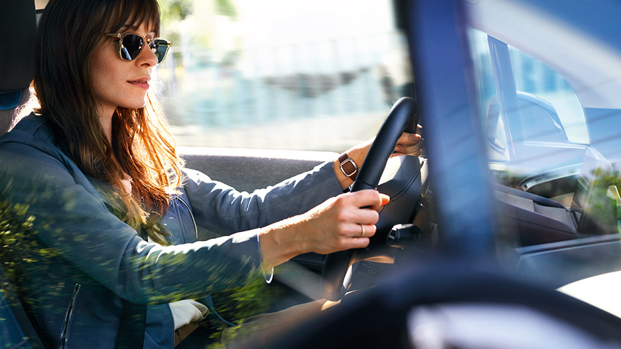 Žena riadi BMW BMW Financial Services BMW GAP poistenie žena riadi BMW