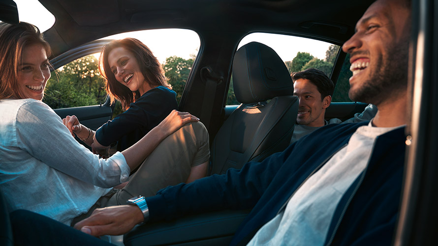 Muži a ženy sa smejú v BMW BMW Financial Services BMW poistenie schopnosti splácania muži a ženy sa smejú v BMW