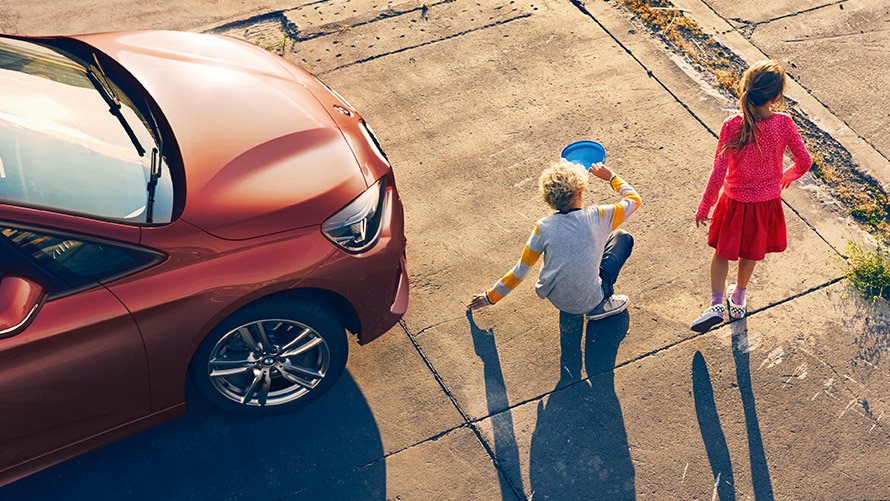 Deti pred BMW pohľad zhora BMW Financial Services BMW predĺžená záruka deti pred BMW pohľad zhora