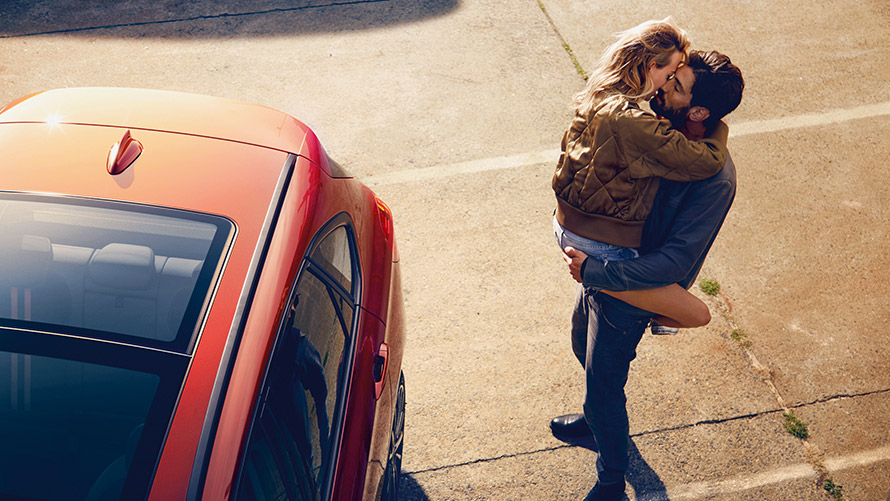 Pár pri BMW pohľad zhora BMW Financial Services BMW lízing pár pri BMW pohľad zhora