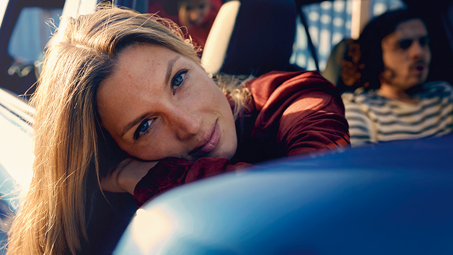 Žena sa vykláňa z okna BMW BMW Financial Services Operatívny lízing žena sa vykláňa z okna BMW