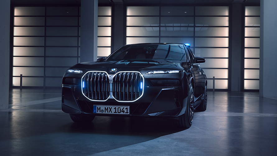 BMW radu 7 Protection G73 so svetlami predný pohľad BMW radu 7 Protection G73 so svetlami predný pohľad na parkovisku