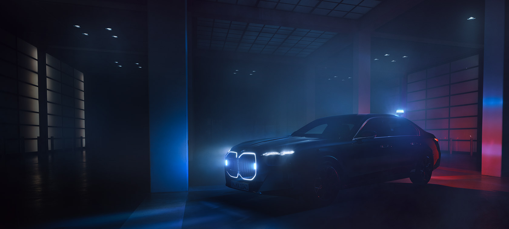 BMW radu 7 Protection G73 so svetlami BMW radu 7 Protection G73 so svetlami v tme, bočný pohľad