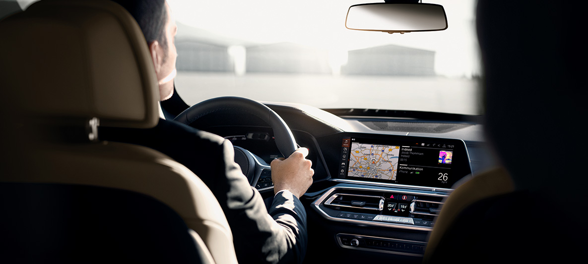 Pancierované vozidlá BMW bezpečnostný tréning vodičov interiér Pancierované vozidlá BMW bezpečnostný tréning vodičov interiér muž riadi BMW