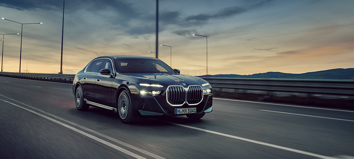 Pancierované vozidlá BMW bezpečnostný tréning vodičov exteriér Pancierované vozidlá BMW bezpečnostný tréning vodičov exteriér BMW v jazde na ulici
