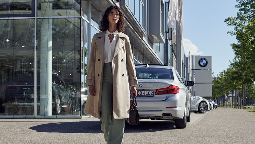 BMW Service Inclusive Žena pred budovou predajcu BMW