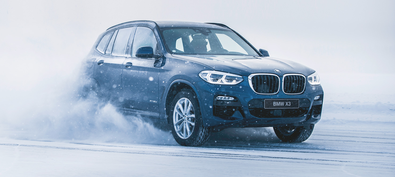 BMW jeseň a zima, príslušenstvo BMW X3 na snehu predobočný pohľad