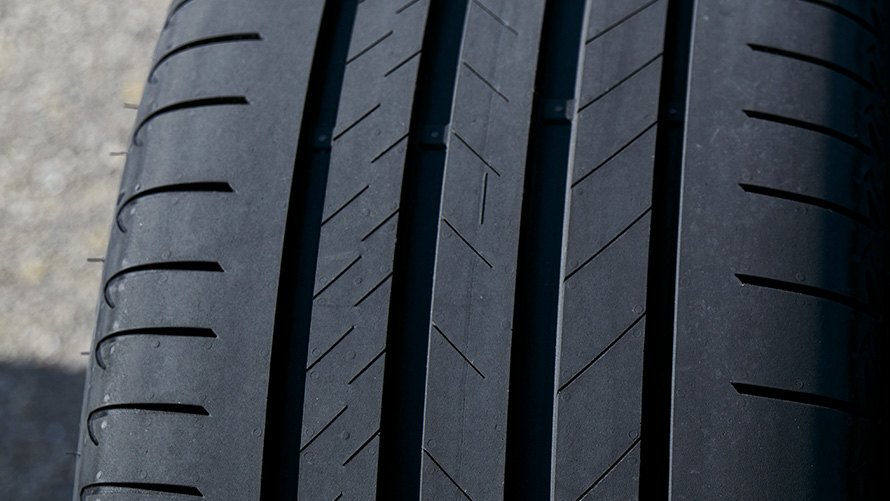 BMW pneumatiky, detailný záber na behúň pneumatiky BMW pneumatiky, detailný záber na behúň pneumatiky