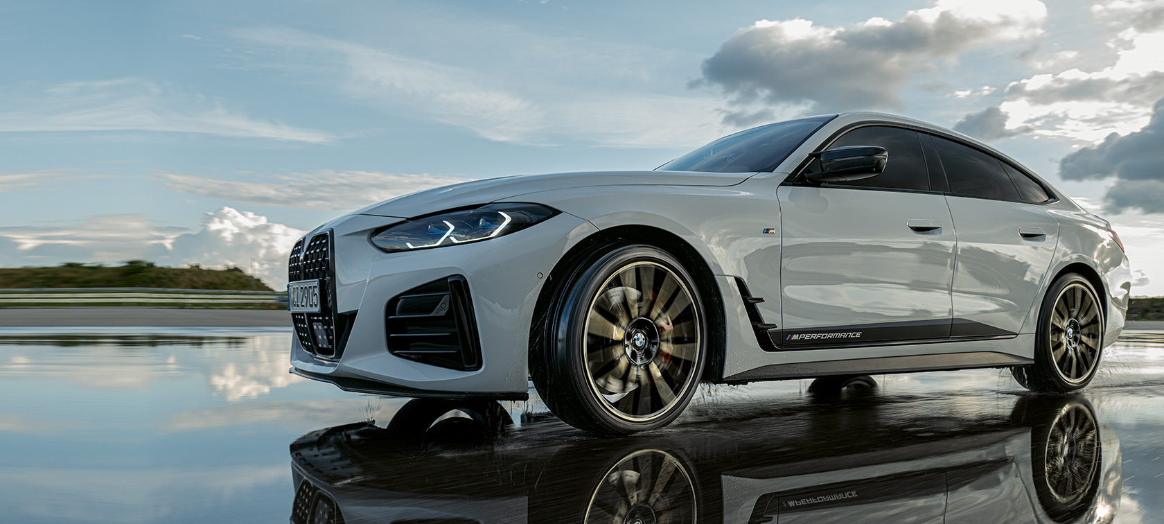 BMW radu 4 Gran Coupé (G26) s M Performance dielmi jazdiace na mokrej vozovke BMW radu 4 Gran Coupé (G26) s M Performance dielmi jazdiace na mokrej vozovke