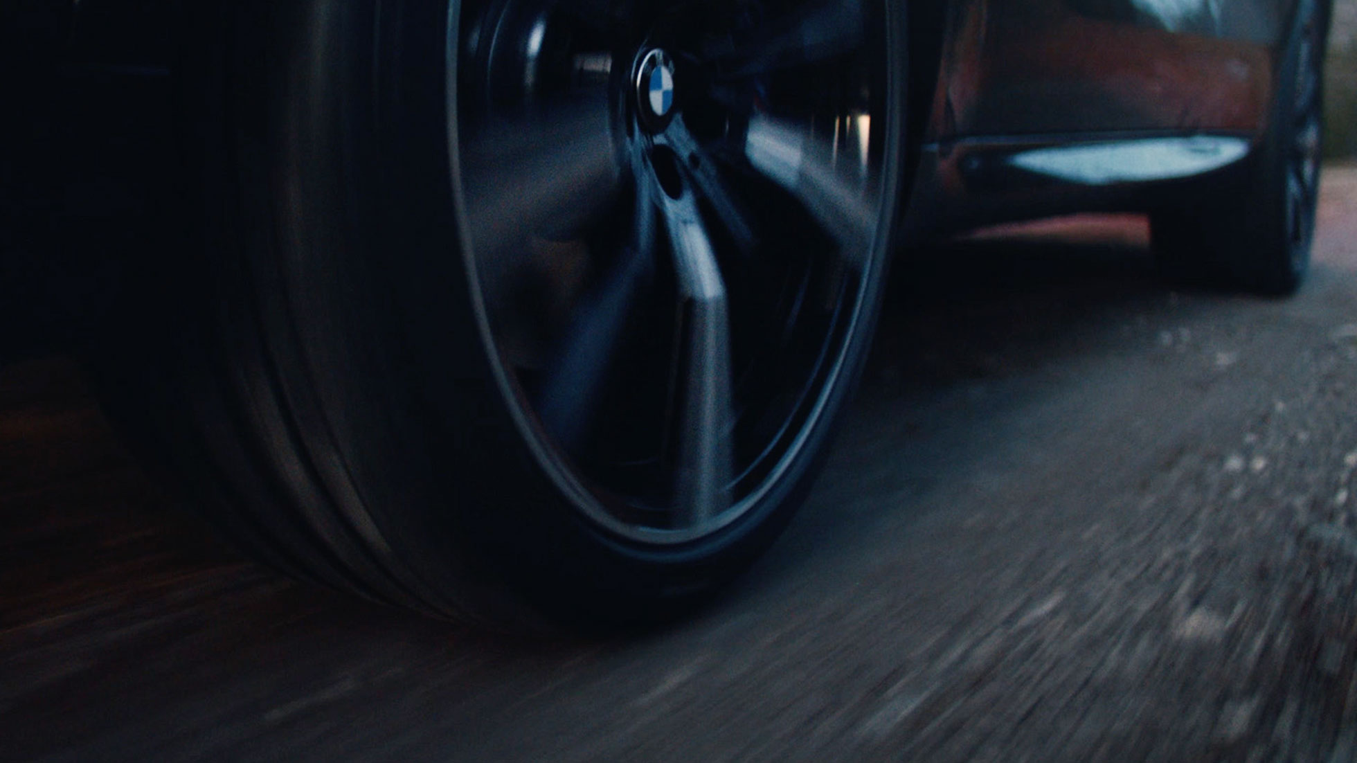 Otáčajúci sa disk kolesa s logom BMW Otáčajúci sa disk kolesa s logom BMW