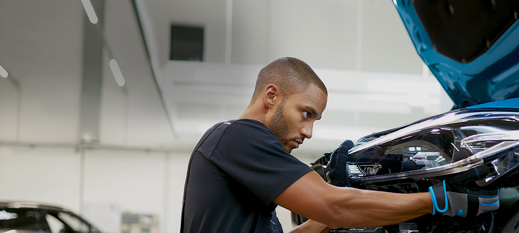 Služba BMW Repair and Care BMW Repair and Care, zamestnanec servisnej dielne