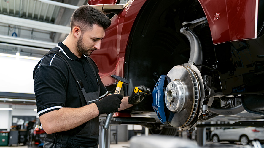 Ponuky balíkov BMW Service Inclusive Plus Balík BMW Service Inclusive Plus, zamestnanec servisu pracuje na brzdách