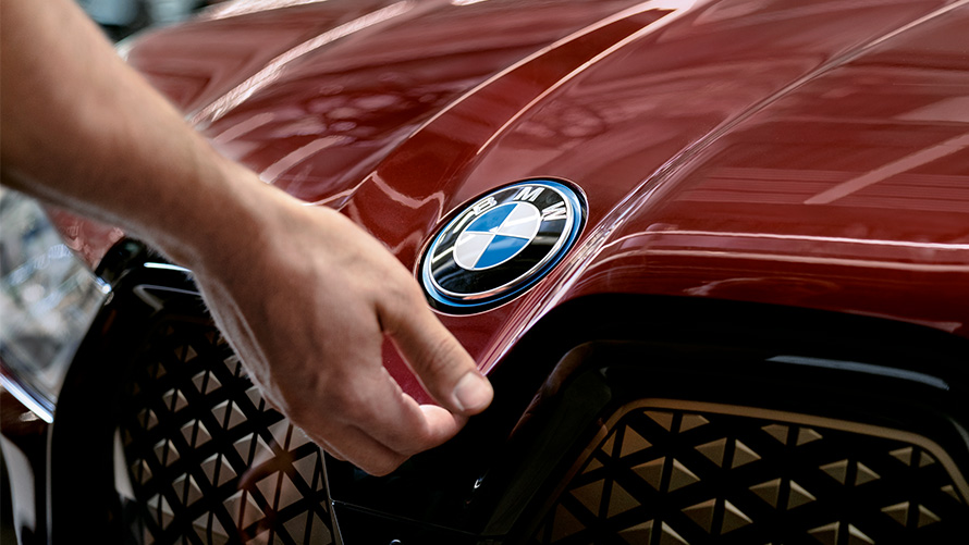 Ponuky balíkov BMW Service Inclusive Balík BMW Service Inclusive, logo BMW na vozidle BMW iX