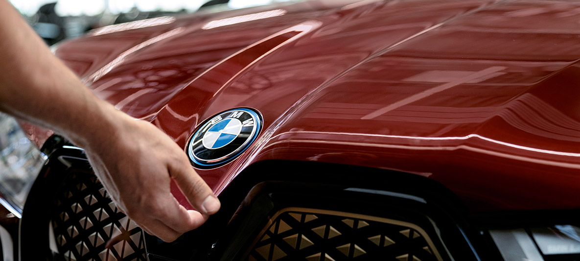 Služby BMW Teleservice, žena vo vozidle BMW Služby BMW Teleservice, žena v interiéri vozidla BMW