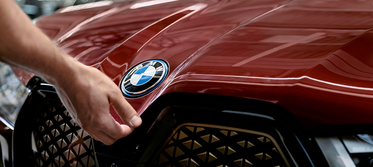 Kontrola a údržba vozidiel BMW Kontrola a údržba vozidiel BMW, ruka na kapote BMW