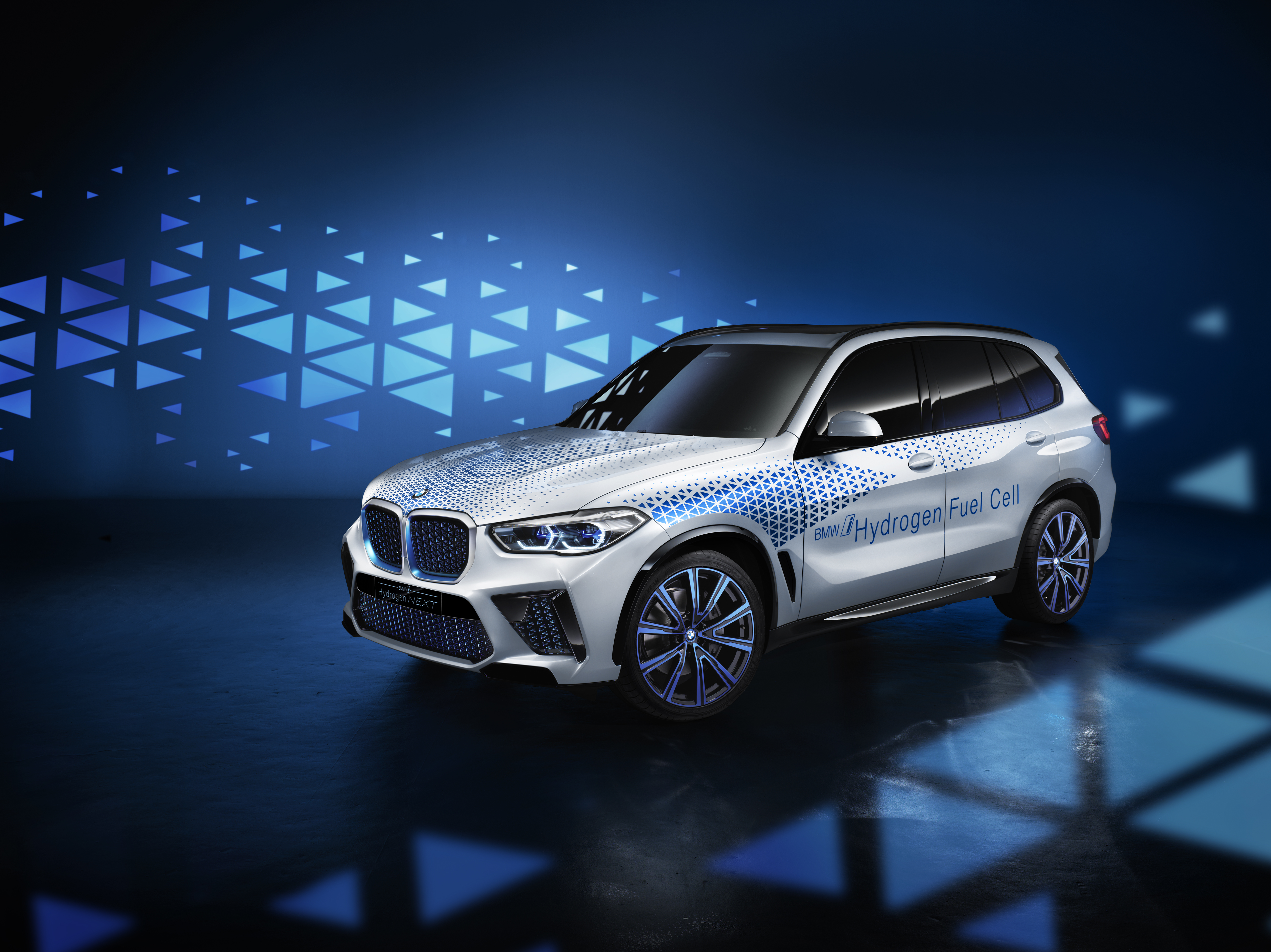 Spustenie výroby nového BMW radu 8 Coupé v závode spoločnosti BMW Group v Dingolfingu Spustenie výroby nového BMW radu 8 Coupé v závode spoločnosti BMW Group v Dingolfingu