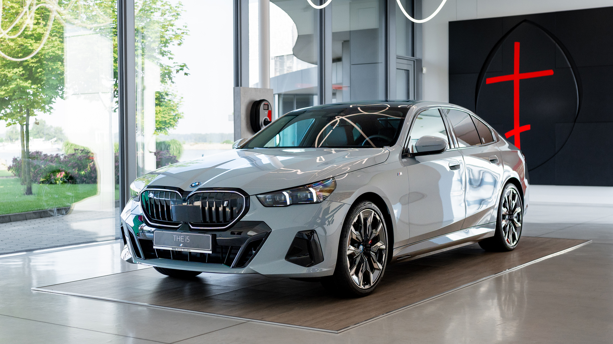 ÚPLNE PRVÉ ČISTO ELEKTRICKÉ BMW i5. ÚPLNE PRVÉ ČISTO ELEKTRICKÉ BMW i5.