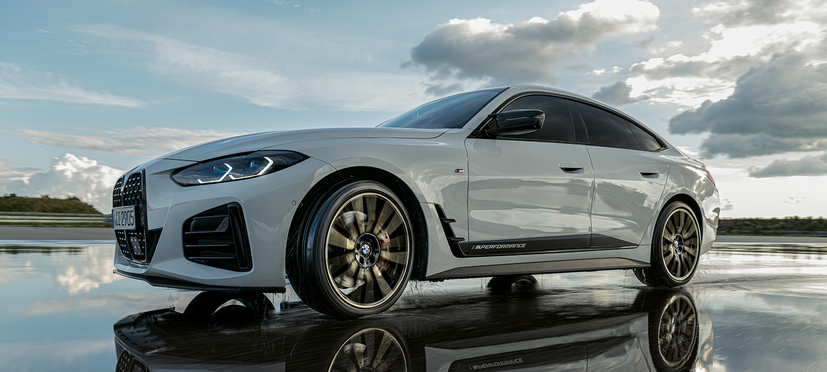 BMW M440i na reflexnom a mokrom povrchu. BMW M440i na reflexnom a mokrom povrchu.