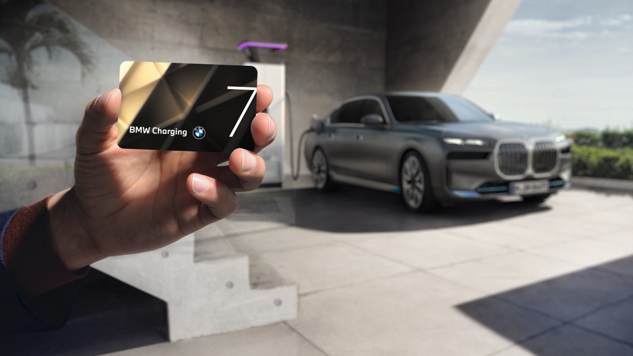 BMW Remote Software Upgrade všeobecný obrázok BMW Remote Software Upgrade všeobecný obrázok ženy pred vozidlom