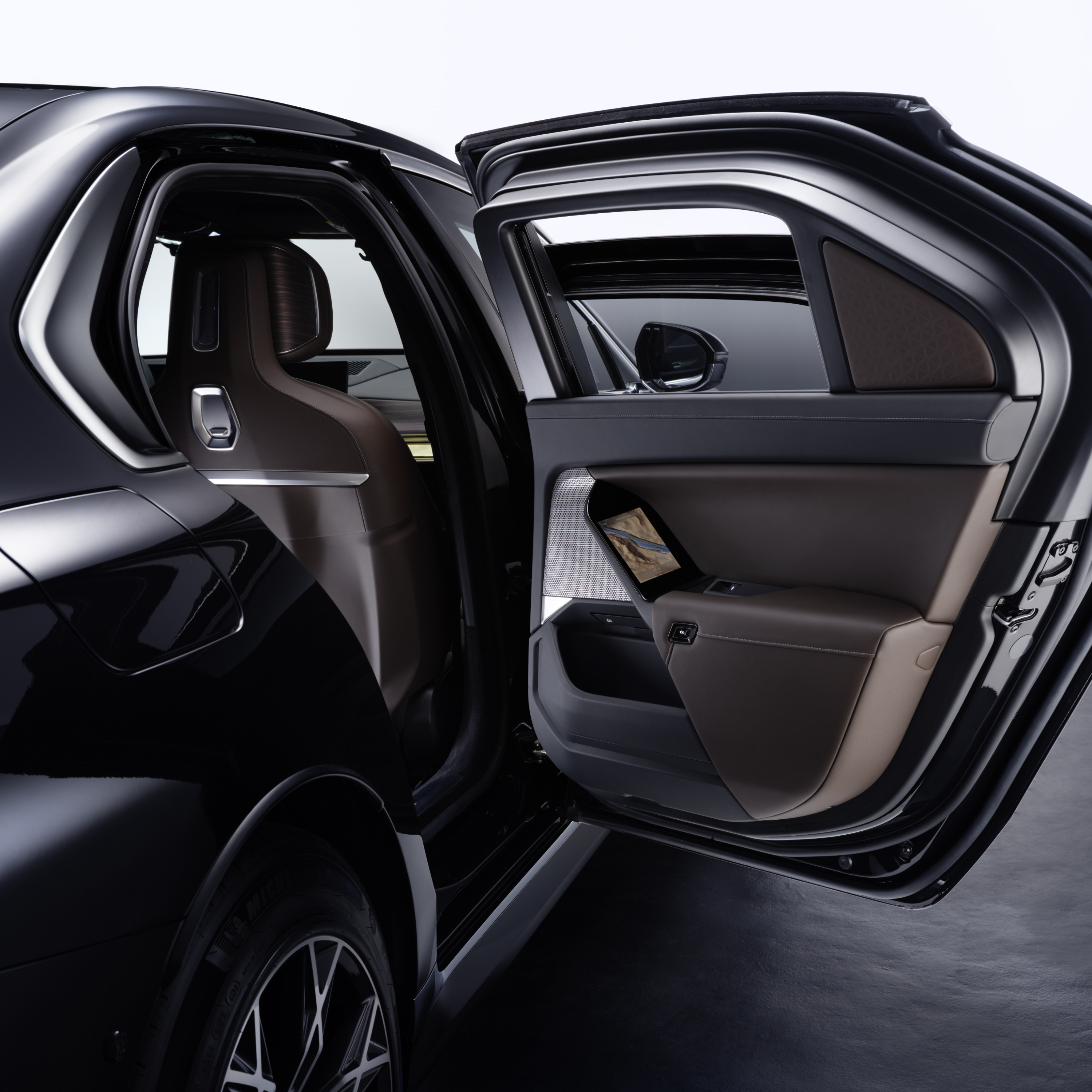 BMW s detailným záberom otvorených dverí
