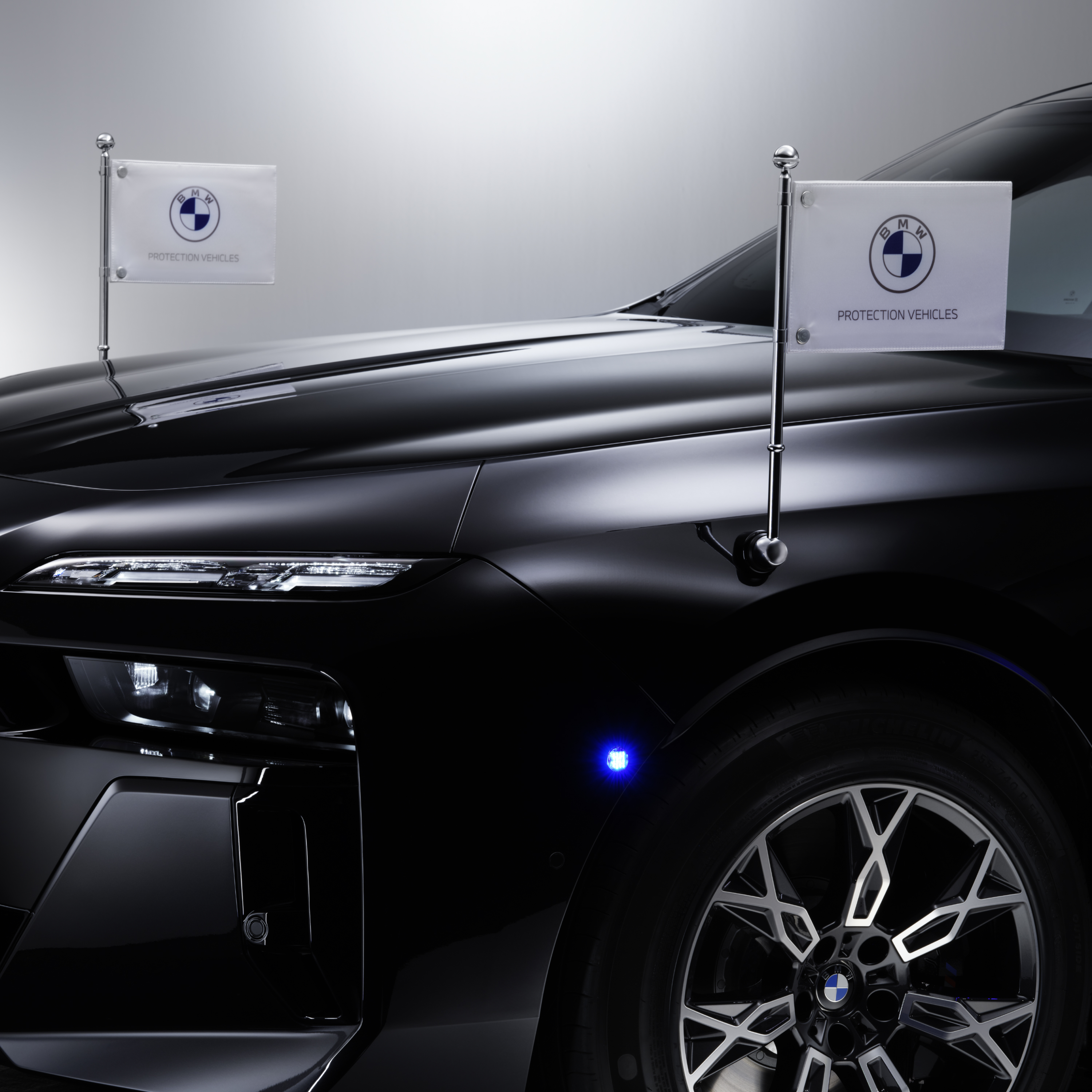 BMW s detailným záberom dvoch držiakov na vlajky vpredu