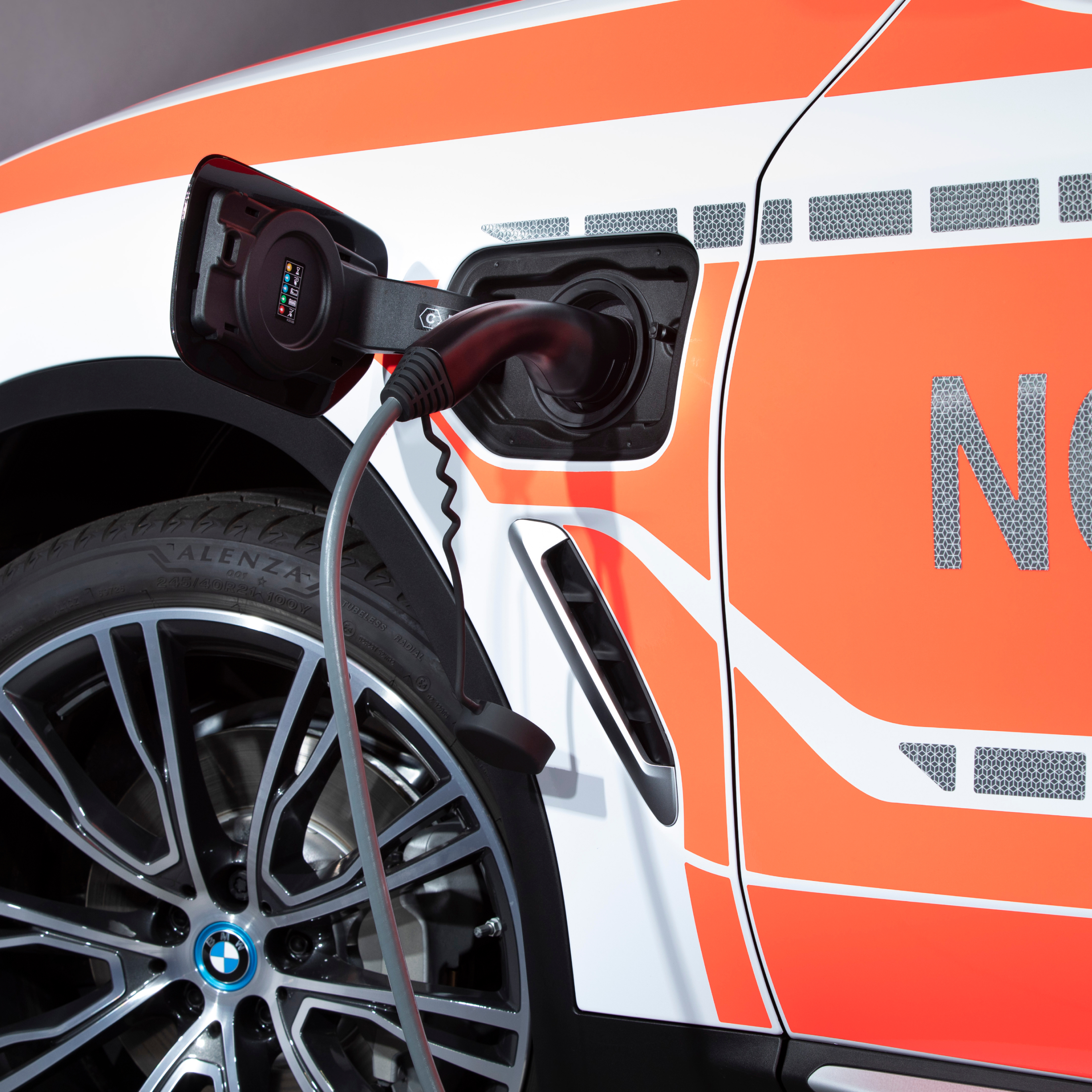 Nabíjanie plug-in hybridného zásahového vozidla BMW; detailný záber nabíjacieho kábla