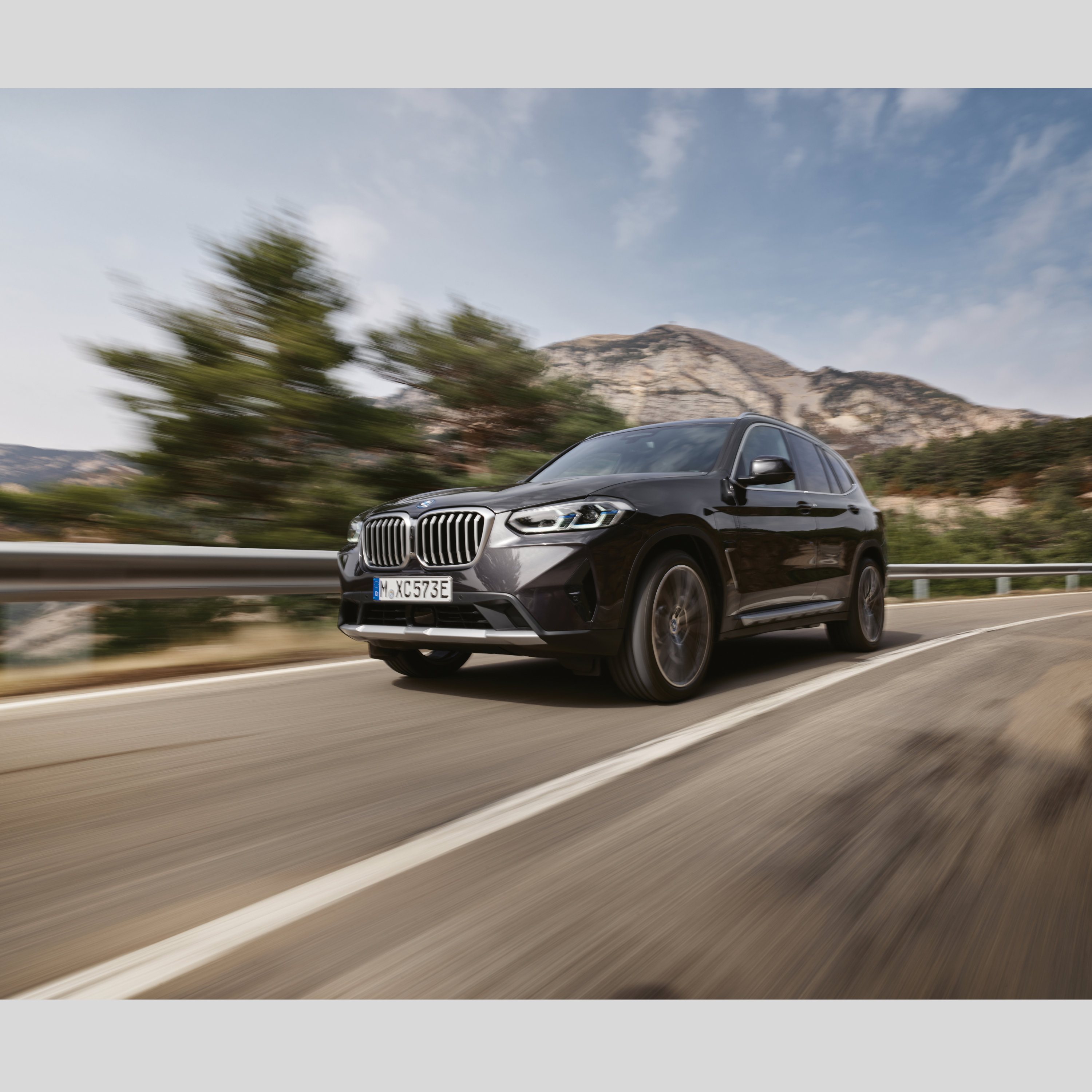 Pohotovostné vozidlo BMW počas jazdy na ceste