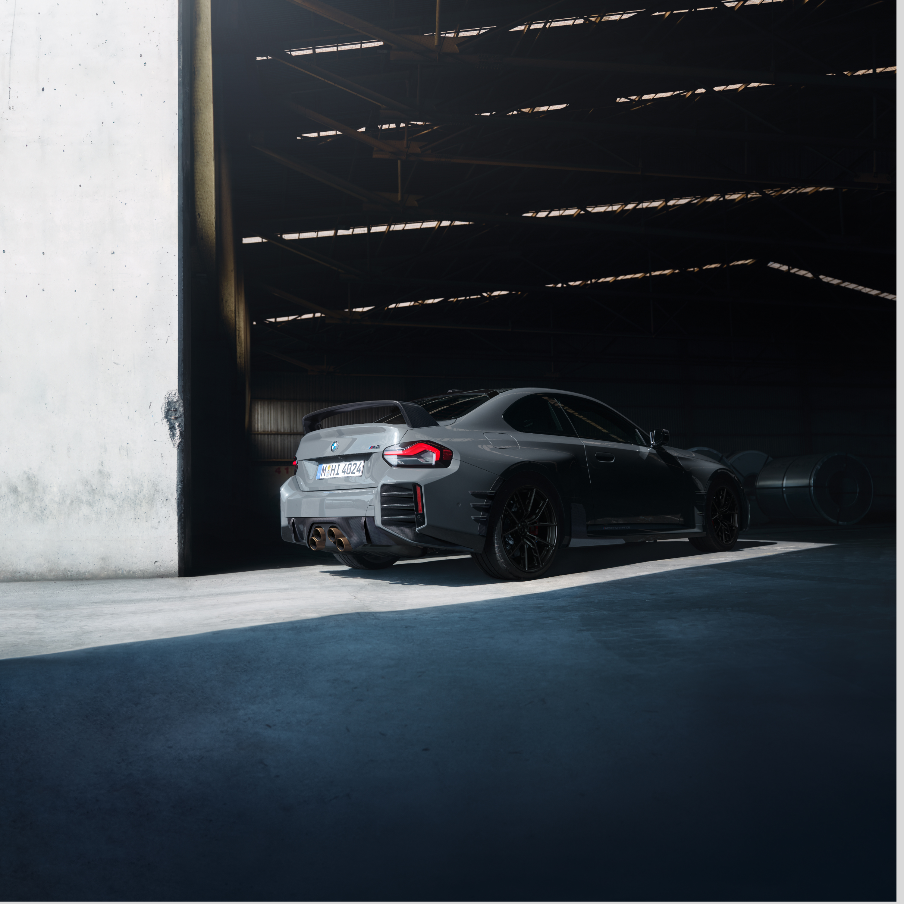 BMW stojí pri bráne veľkej haly