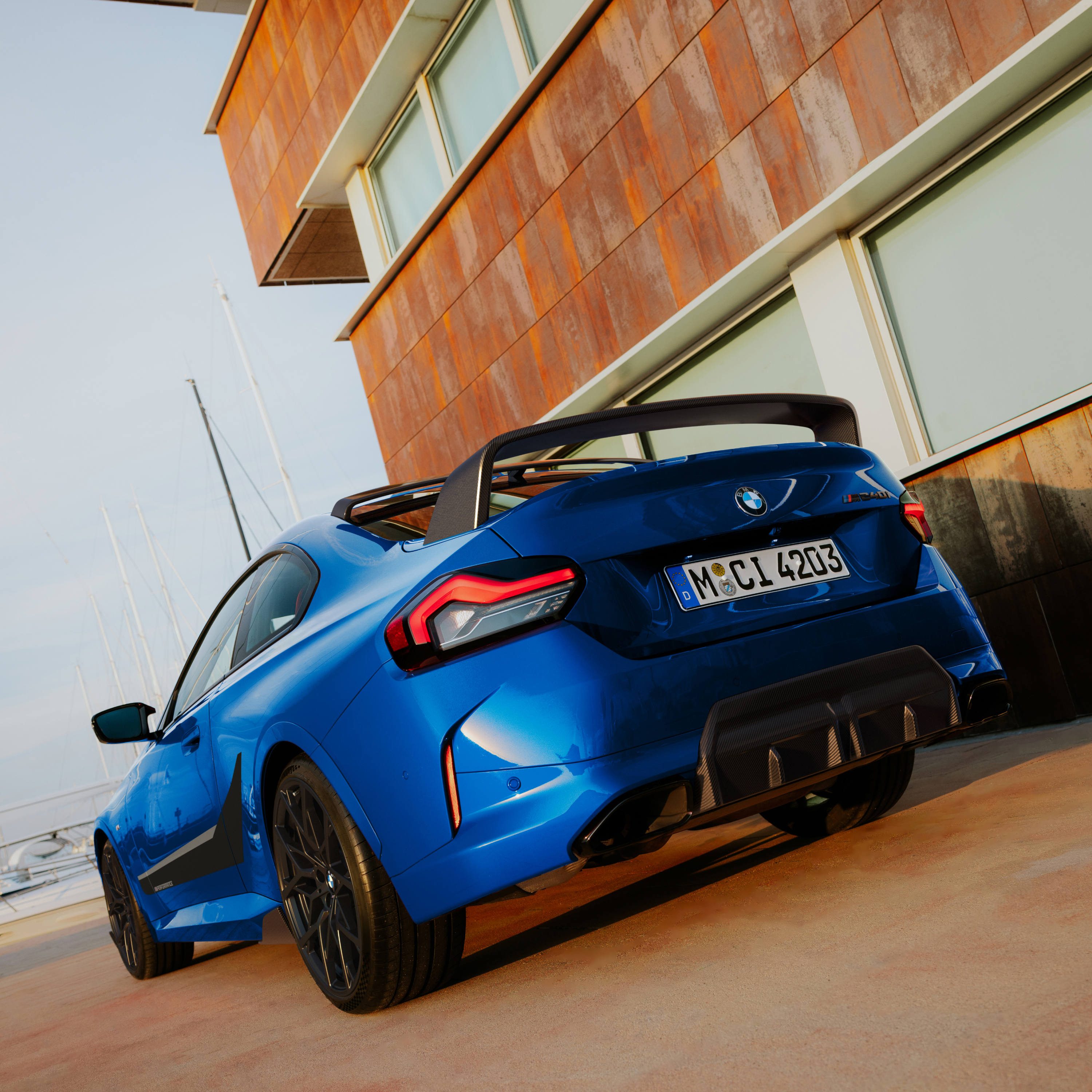 BMW s M Performance zadným spojlerom zaparkované pred domom