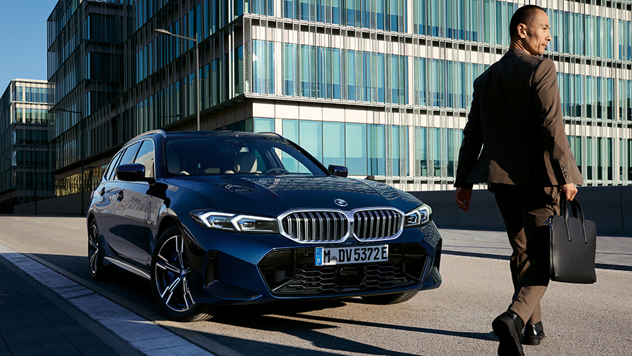 BMW korporátny predaj služby BMW úver a lízing pre firemných klientov muži idú k vozidlu BMW