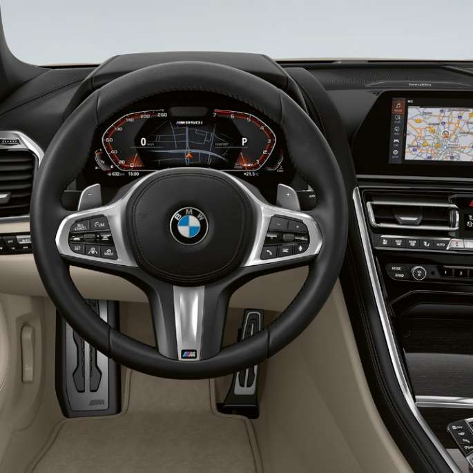 BMW M850i xDrive, metalíza Dravit Grey, kokpit a M Šport volant. BMW M850i xDrive, metalíza Dravit Grey, kokpit a M Šport volant.