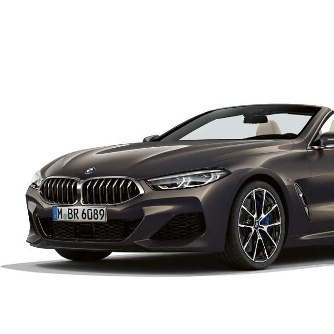 BMW M850i xDrive, metalíza Dravit Grey, predobočný pohľad. BMW M850i xDrive, metalíza Dravit Grey, predobočný pohľad.