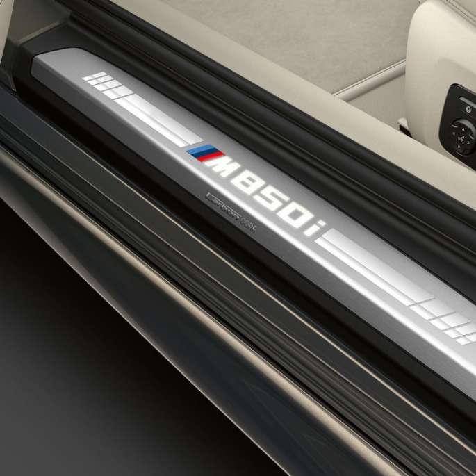 BMW M850i xDrive, metalíza Dravit Grey, prahová lišta. BMW M850i xDrive, metalíza Dravit Grey, prahová lišta.
