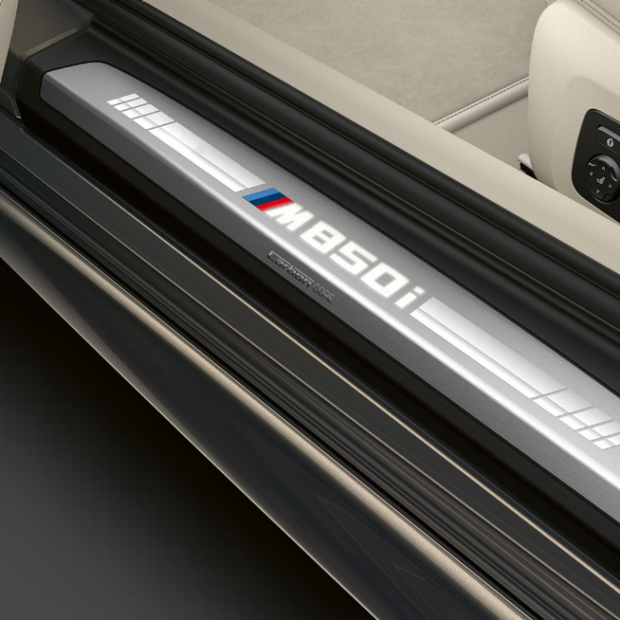 BMW M850i xDrive, metalíza Dravit Grey, prahová lišta. BMW M850i xDrive, metalíza Dravit Grey, prahová lišta.