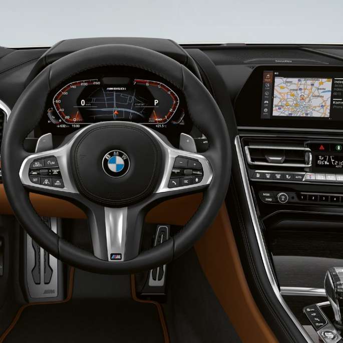 BMW M850i xDrive, metalíza Mineral White, kokpit a M Šport volant. BMW M850i xDrive, metalíza Mineral White, kokpit a M Šport volant.