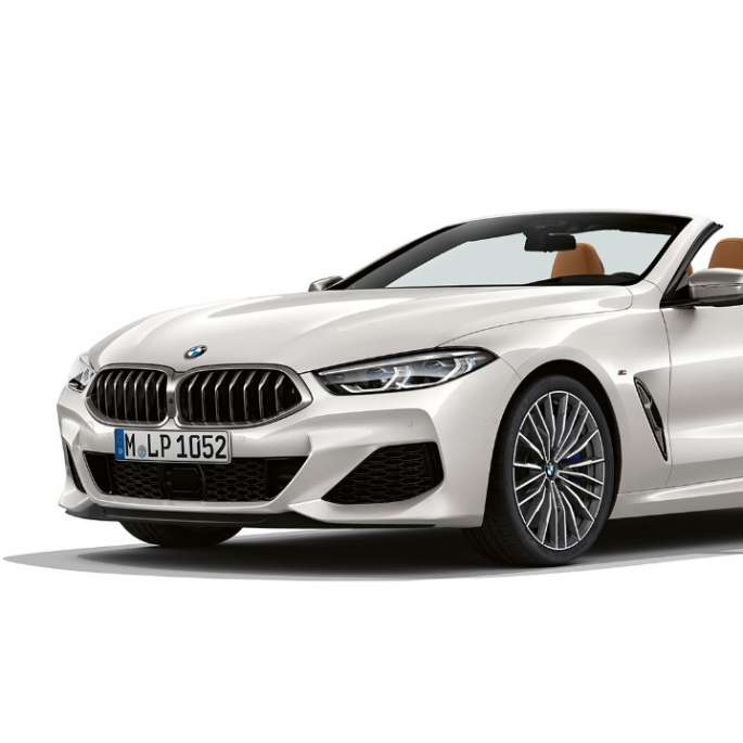 BMW M850i xDrive, metalíza Mineral White, predobočný pohľad. BMW M850i xDrive, metalíza Mineral White, predobočný pohľad.