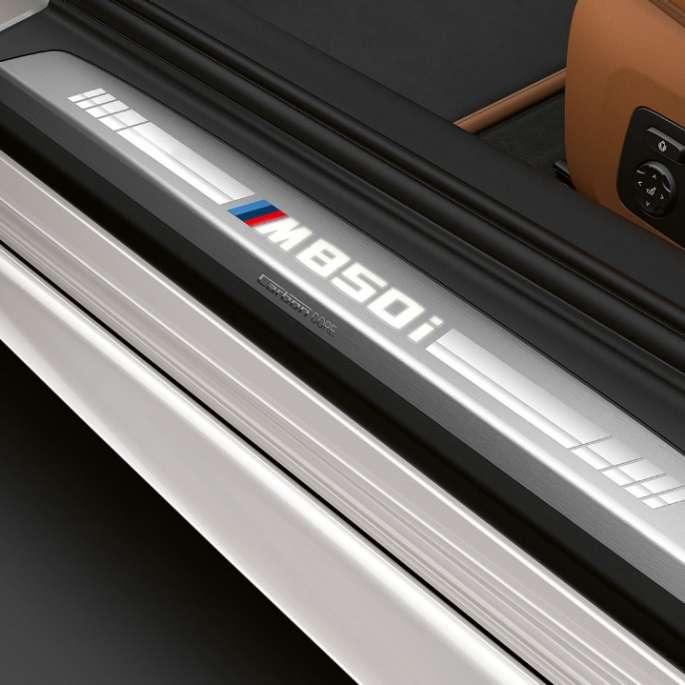 BMW M850i xDrive, metalíza Mineral White, prahová lišta. BMW M850i xDrive, metalíza Mineral White, prahová lišta.