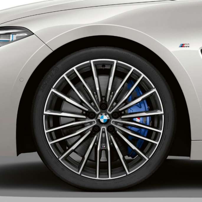 BMW M850i xDrive, metalíza Mineral White, 20-palcové M disky z ľahkej zliatiny Multi-spoke 729 BMW M850i xDrive, metalíza Mineral White, 20-palcové M disky z ľahkej zliatiny Multi-spoke 729