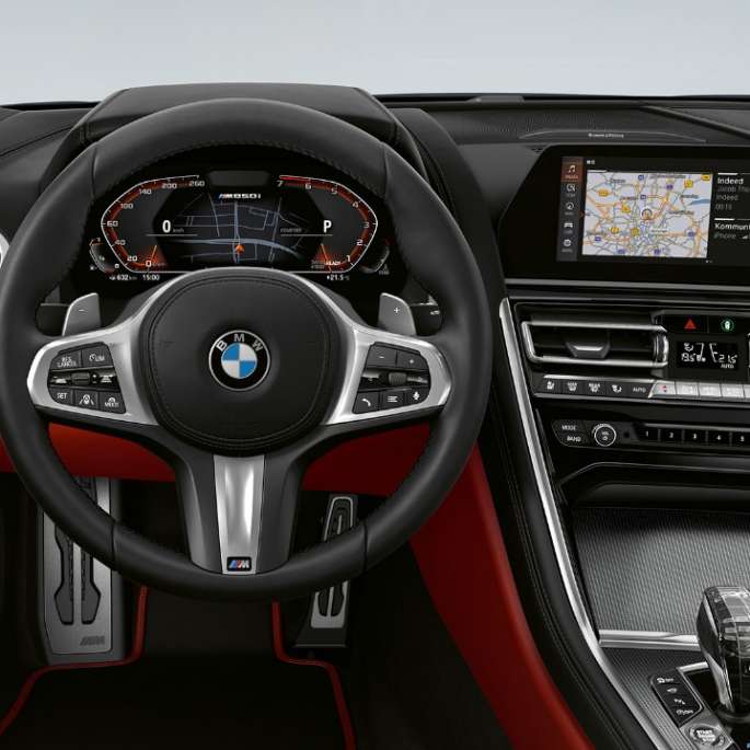 BMW M850i xDrive, metalíza Carbon Black, kokpit a M kožený volant. BMW M850i xDrive, metalíza Carbon Black, kokpit a M kožený volant.