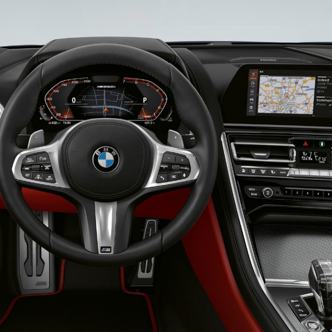 BMW M850i xDrive, metalíza Carbon Black, kokpit a M kožený volant. BMW M850i xDrive, metalíza Carbon Black, kokpit a M kožený volant.