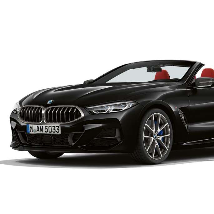 BMW M850i xDrive, metalíza Carbon Black, predobočný pohľad. BMW M850i xDrive, metalíza Carbon Black, predobočný pohľad.