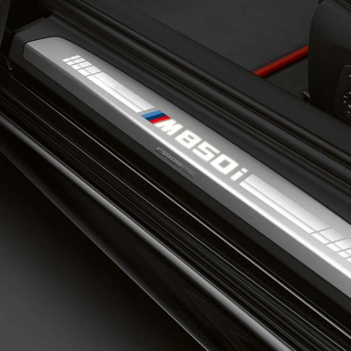 BMW M850i xDrive, metalíza Carbon Black, prahová lišta. BMW M850i xDrive, metalíza Carbon Black, prahová lišta.